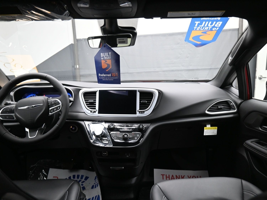 Red Chrysler Voyager image number 12