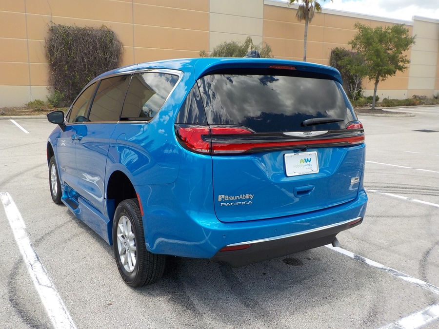 Blue Chrysler Pacifica image number 4