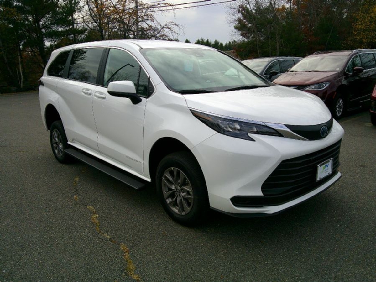 White Toyota Sienna image number 15