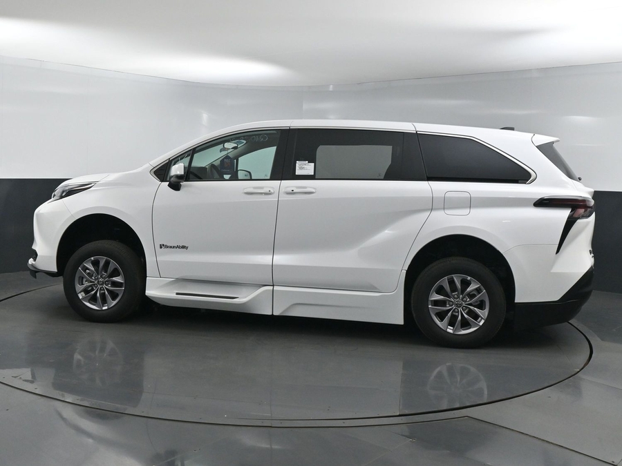 New 2025 Toyota Sienna Hybrid LE - BraunAbility Side Entry Entry Fold Out Automatic Ramp