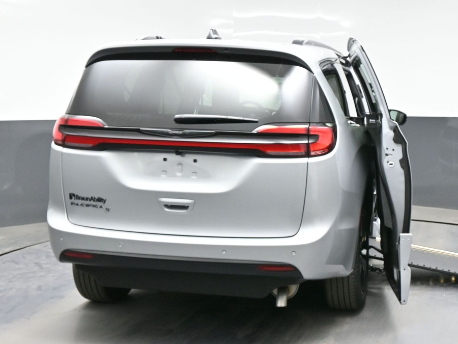 New 2026 Chrysler Pacifica Select Sport - BraunAbility Side Entry In Floor Automatic Ramp