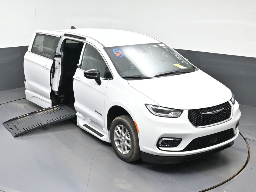 White Chrysler Pacifica image number 19