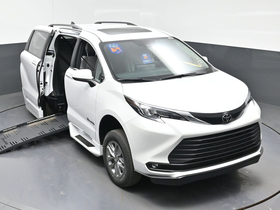 New 2026 Toyota Sienna Hybrid XLE Base - BraunAbility Side Entry Entry Fold Out Automatic Ramp