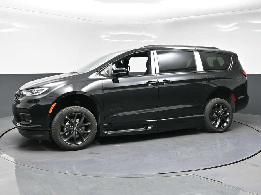 New 2026 Chrysler Pacifica Select Sport - BraunAbility Side Entry Fold Out Automatic Ramp