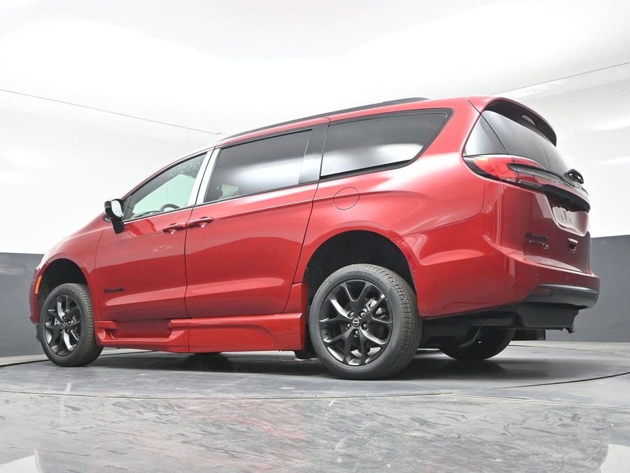 New 2026 Chrysler Pacifica Select Sport - BraunAbility Side Entry Entry In Floor Automatic Ramp