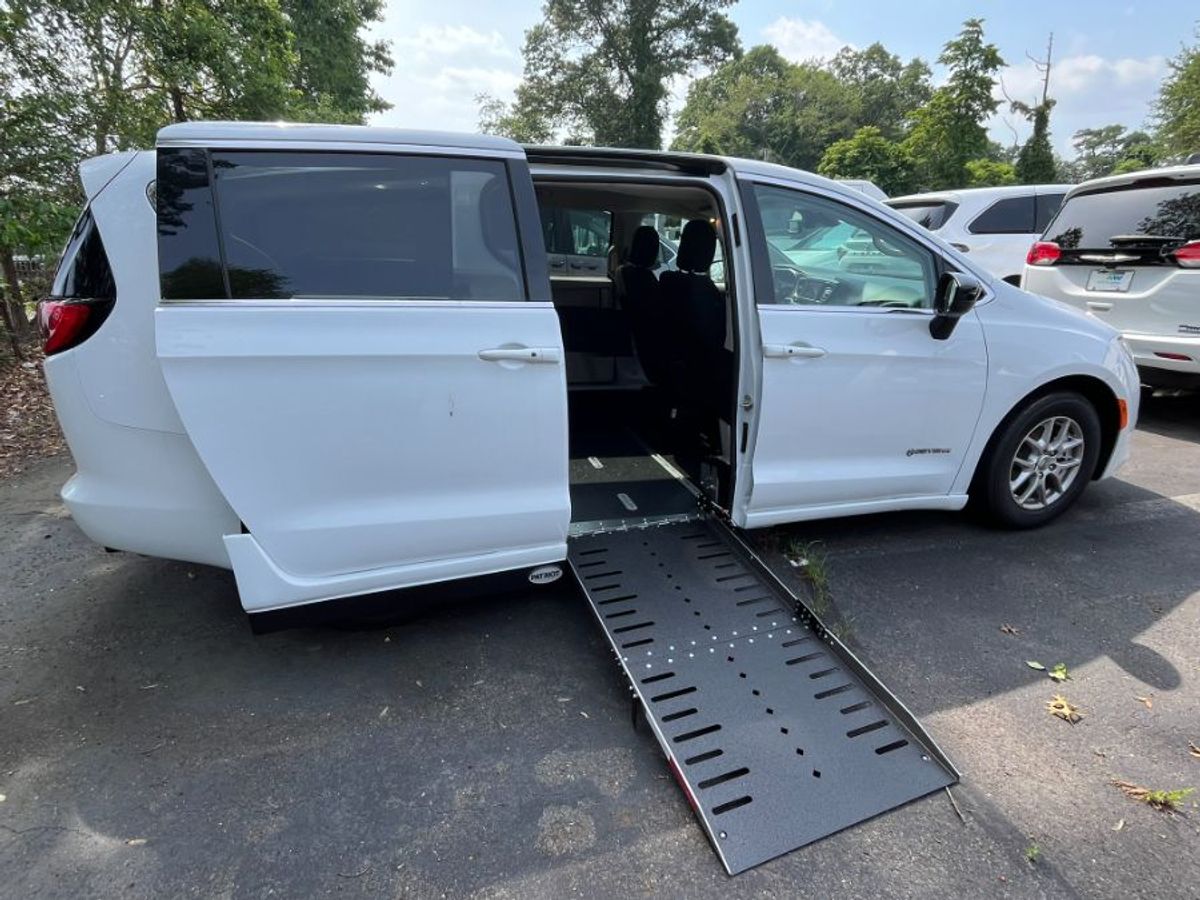 White Chrysler Voyager image number 7