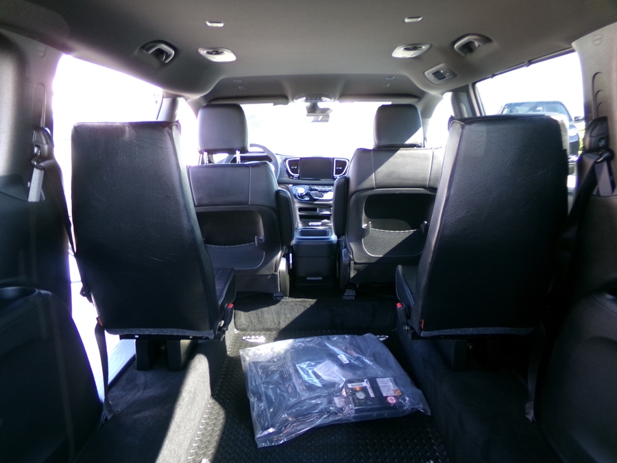 White Chrysler Voyager image number 16