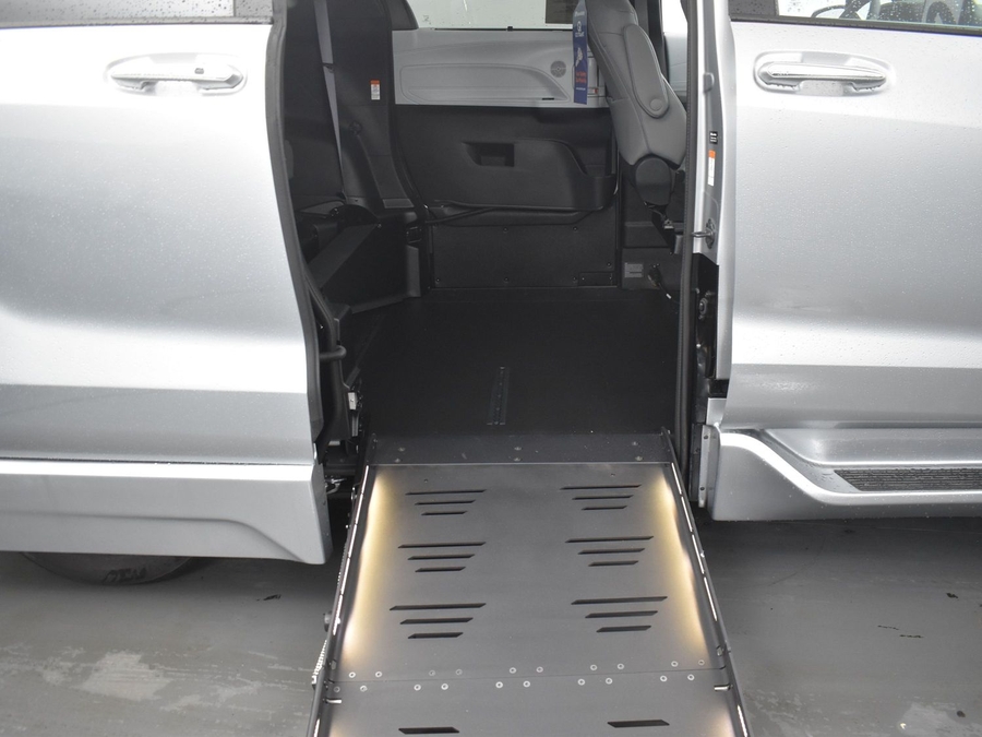 New 2025 Toyota Sienna Hybrid XLE Base - BraunAbility Side Entry Entry Fold Out Automatic Ramp