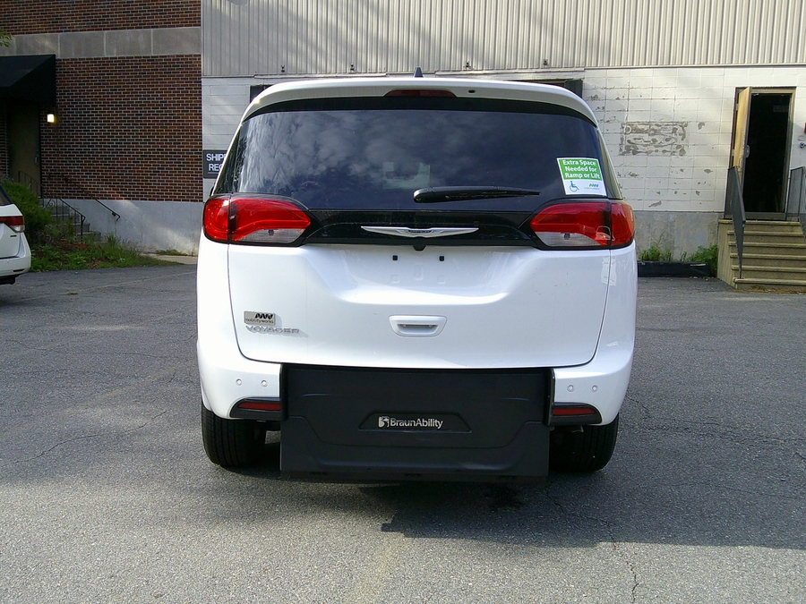 White Chrysler Voyager image number 7