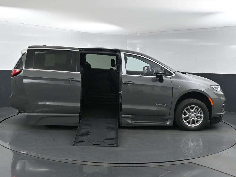 New 2025 Chrysler Pacifica Select Safety - BraunAbility Side Entry Entry Fold Out Automatic Ramp