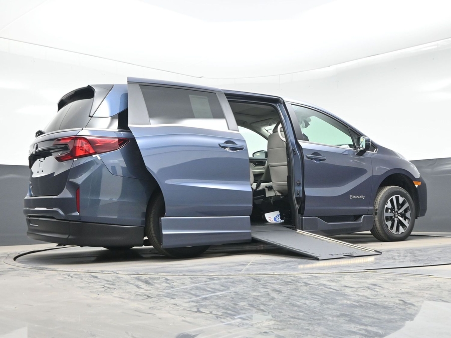 Blue Honda Odyssey image number 15