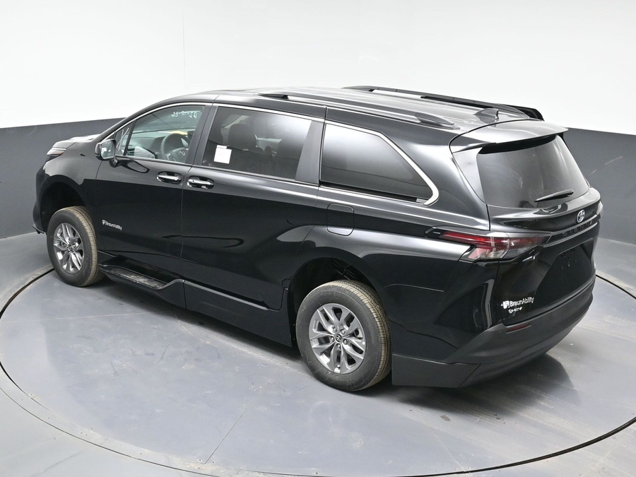 Black Toyota Sienna image number 24