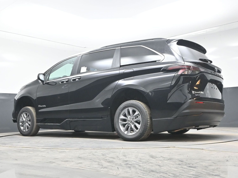 Black Toyota Sienna image number 20