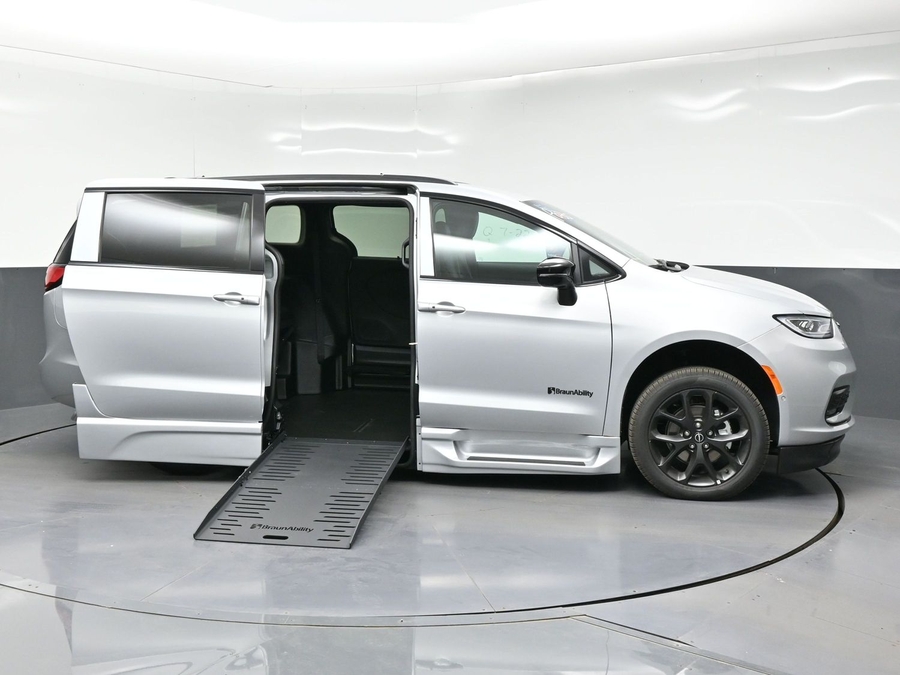 2026 Chrysler Pacifica Select - Photo 25