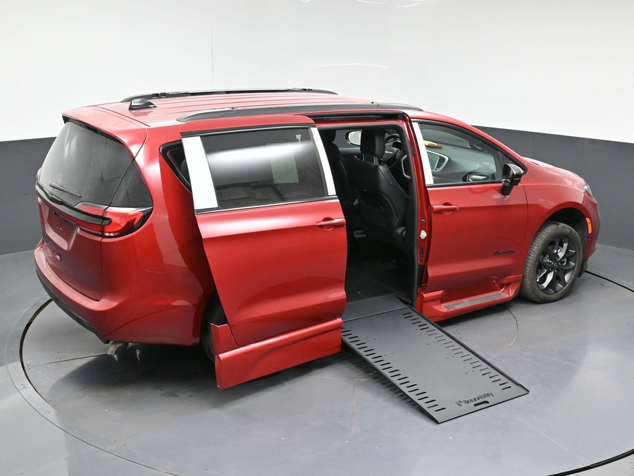 New 2026 Chrysler Pacifica Select Sport - BraunAbility Side Entry In Floor Automatic Ramp