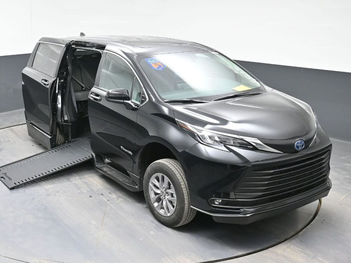 Black Toyota Sienna image number 24