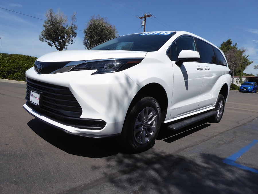 New 2026 Toyota Sienna Hybrid LE w swivel 2nd row - Vantage Mobility Commercial Rear Entry Fold Out Manual Ramp