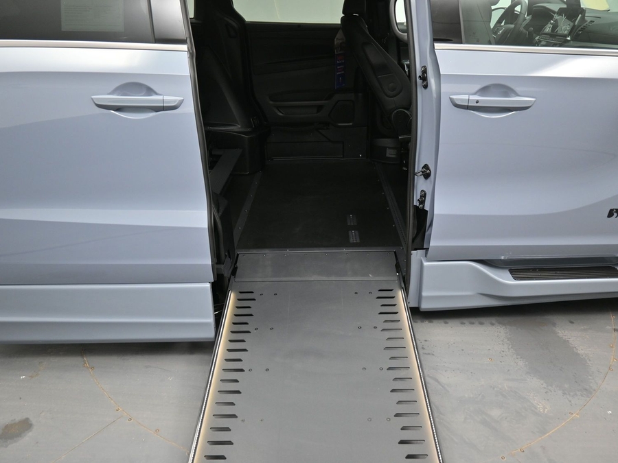 Grey Honda Odyssey image number 11