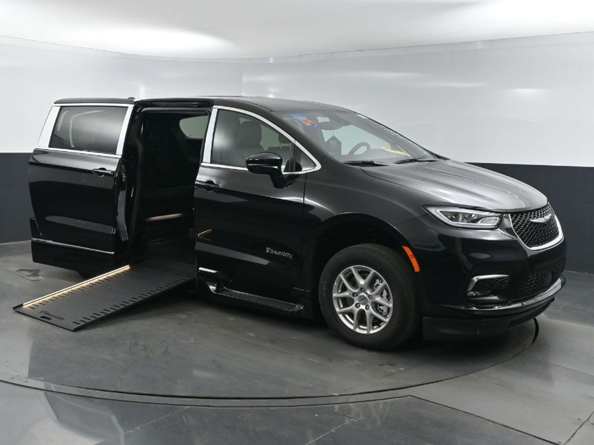2025 Chrysler Pacifica Select's photo