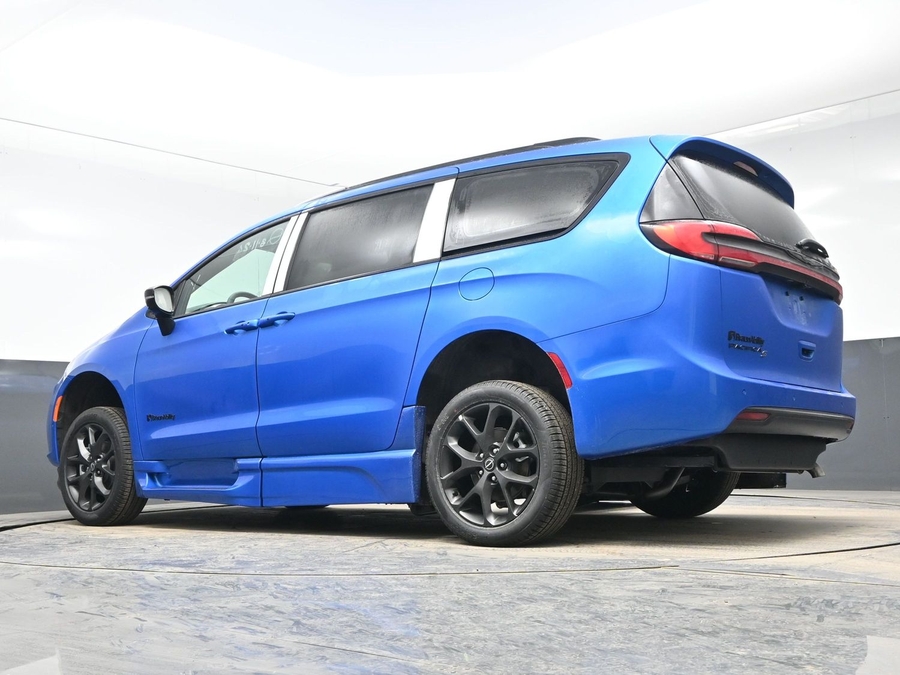 New 2026 Chrysler Pacifica Select Sport - BraunAbility Side Entry Entry Fold Out Automatic Ramp