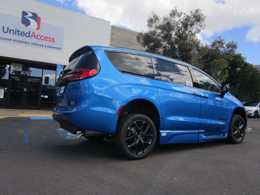 New 2026 Chrysler Pacifica Select Sport - BraunAbility Side Entry Entry In Floor Automatic Ramp