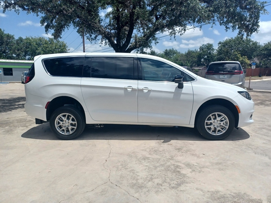 White Chrysler Voyager image number 4