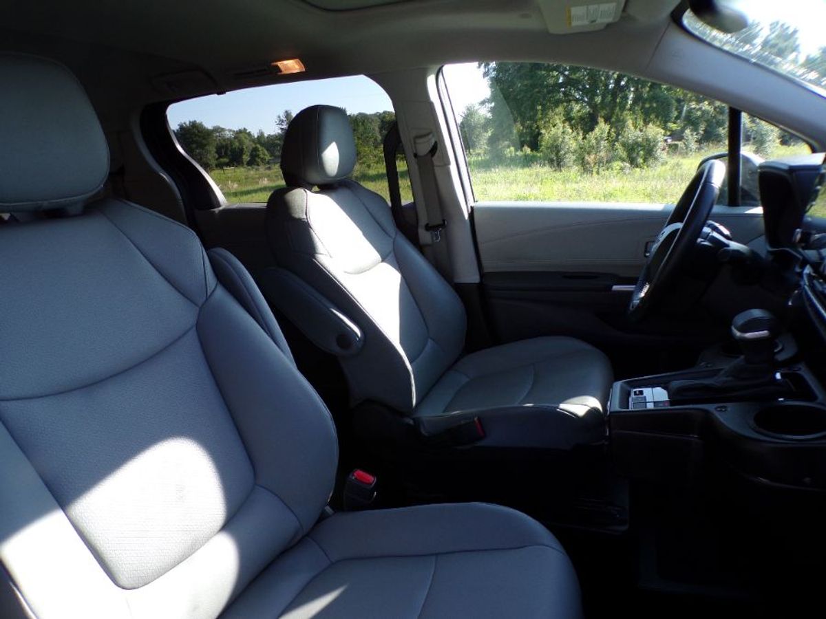 Silver Toyota Sienna image number 12