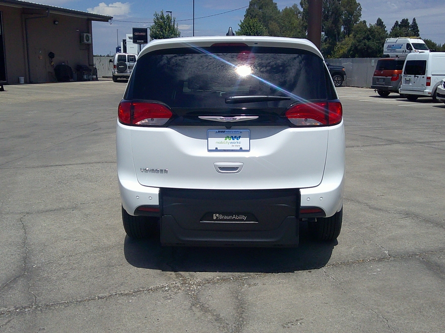 White Chrysler Voyager image number 7