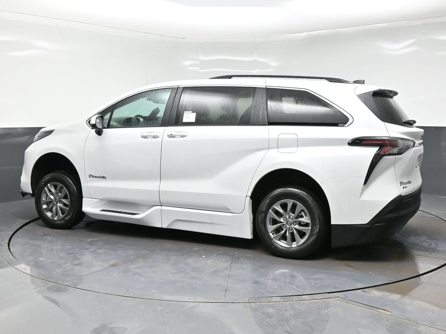 White Toyota Sienna image number 1