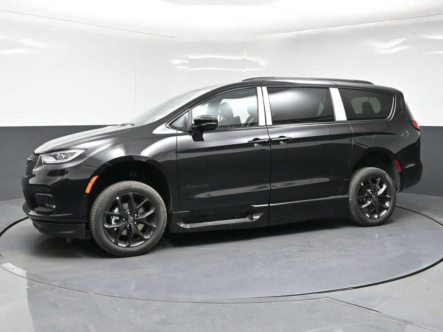 New 2026 Chrysler Pacifica Select Sport - BraunAbility Side Entry In Floor Automatic Ramp