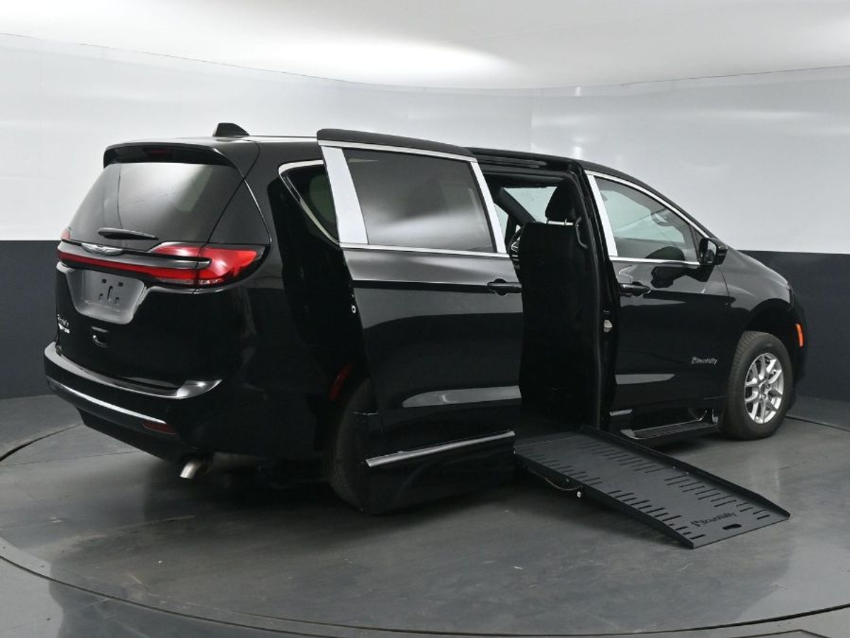Black Chrysler Pacifica image number 6
