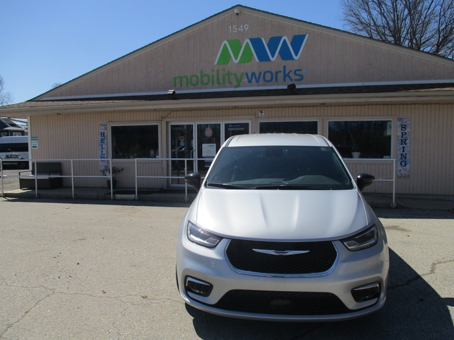 2026 Chrysler Pacifica Select's photo