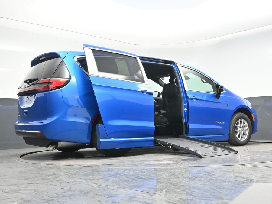 Blue Chrysler Pacifica image number 18