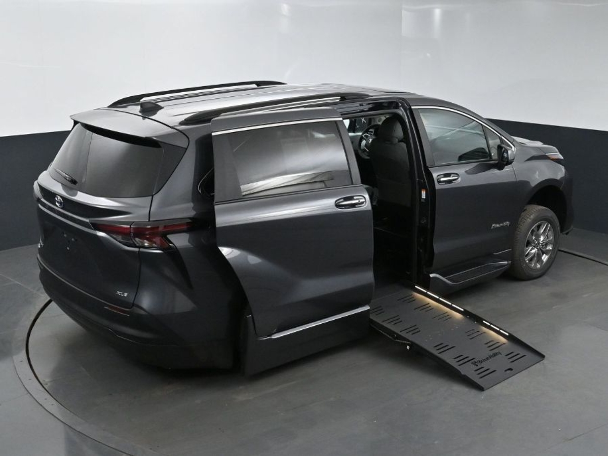 2025 TOYOTA SIENNA - Image 25