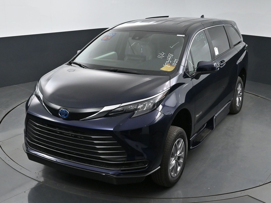 New 2025 Toyota Sienna Hybrid LE - BraunAbility Side Entry Entry Fold Out Automatic Ramp