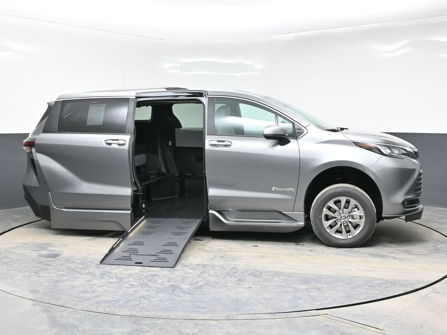 New 2026 Toyota Sienna Hybrid XLE Base - BraunAbility Side Entry Entry Fold Out Automatic Ramp