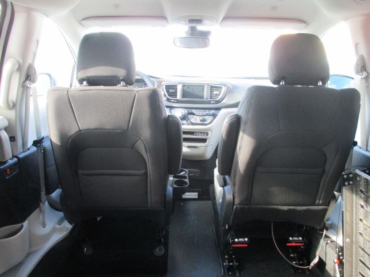 2024 CHRYSLER VOYAGER - Image 13