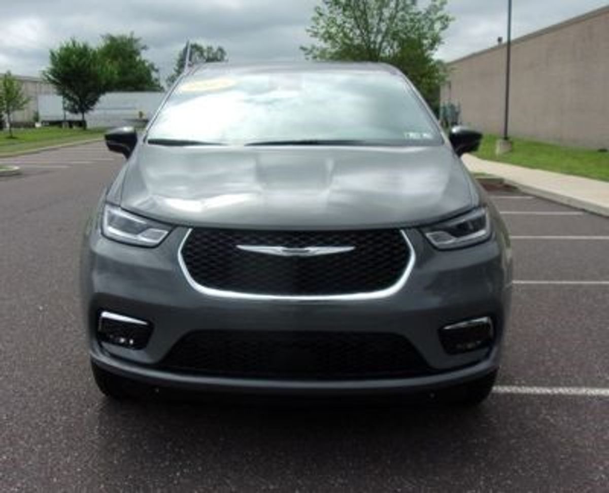 Grey Chrysler Pacifica image number 7