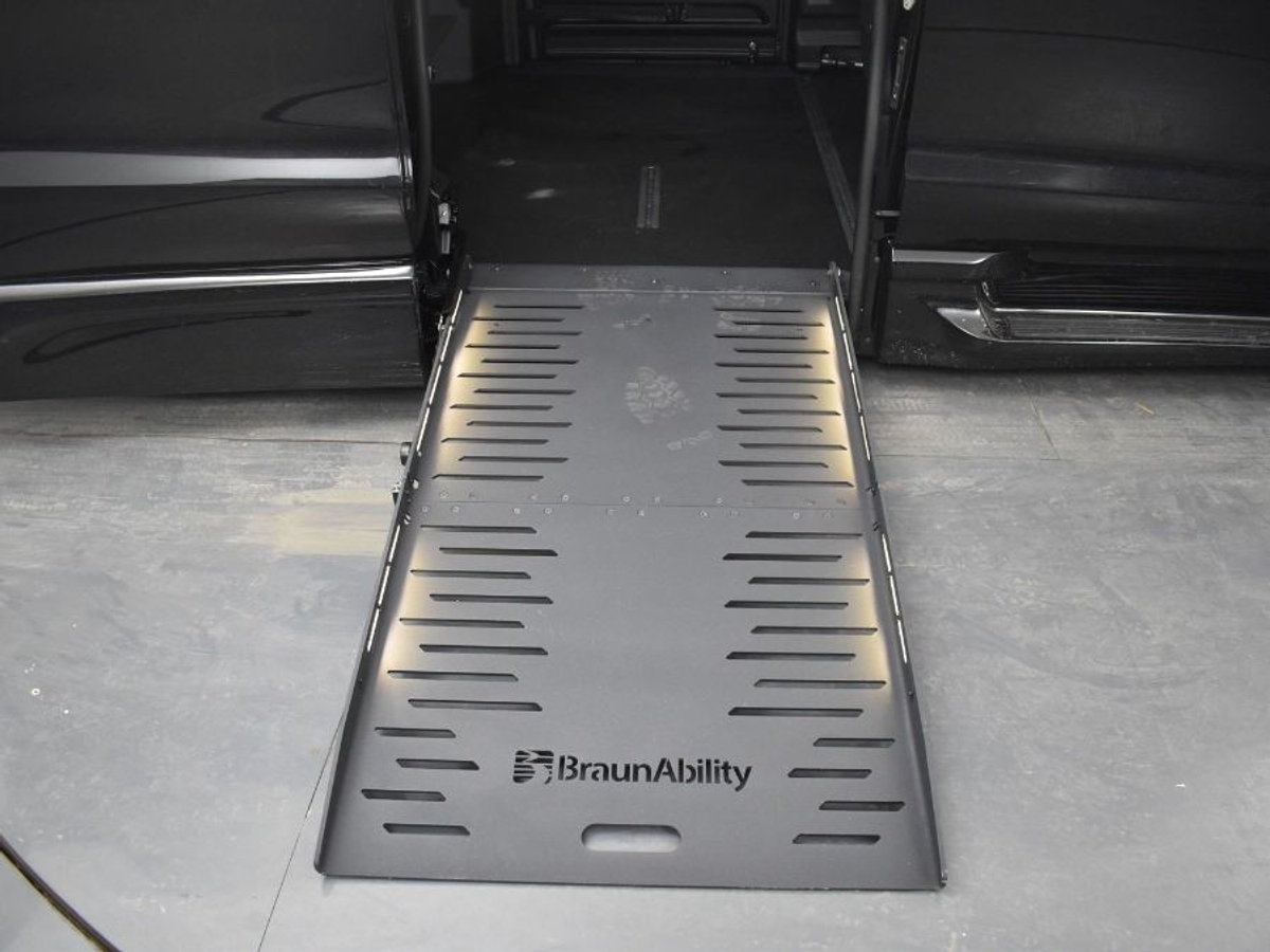 Black Chrysler Pacifica image number 10