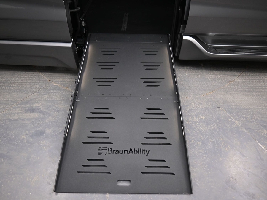 Grey Toyota Sienna image number 9