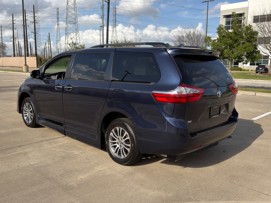 Used 2018 Toyota Sienna XLE Base - BraunAbility Side Entry Entry Fold Out Automatic Ramp