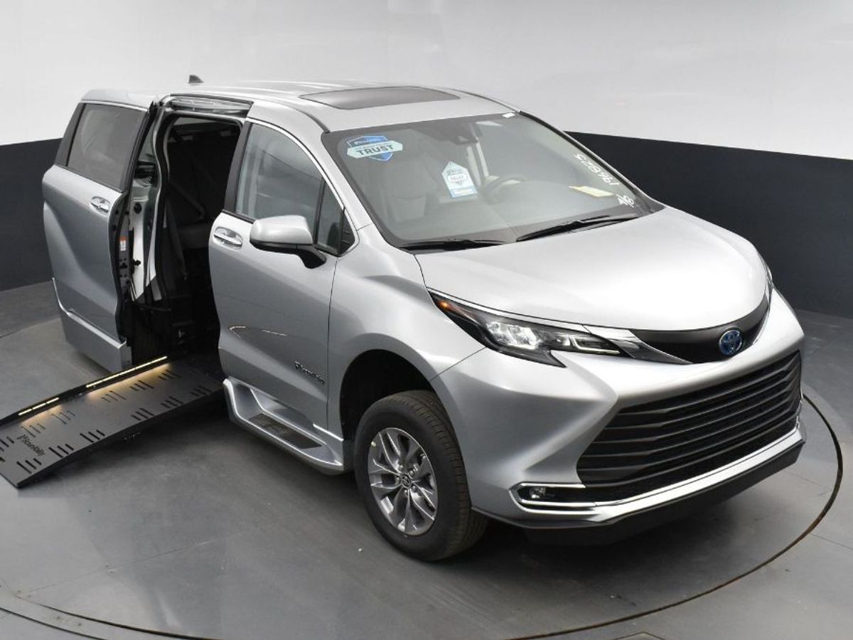2024 Toyota Sienna XLE - Photo 14