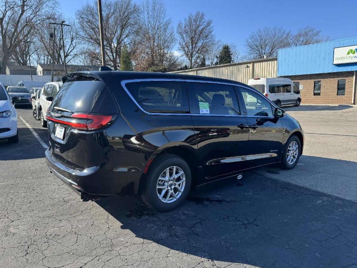 2024 CHRYSLER PACIFICA - Image 13