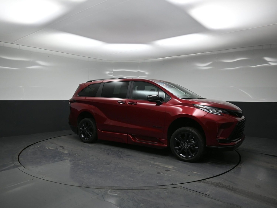New 2025 Toyota Sienna Hybrid XSE Sport - BraunAbility Side Entry Entry Fold Out Automatic Ramp