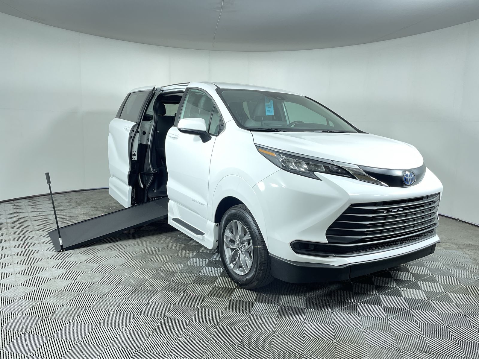 2025 Toyota Sienna LE's photo