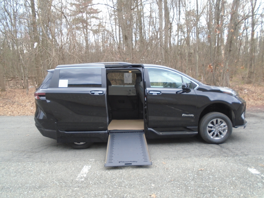 Black Toyota Sienna image number 2