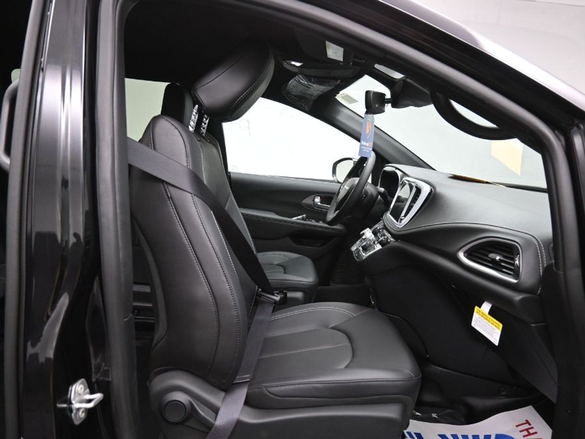 Black Chrysler Pacifica image number 15