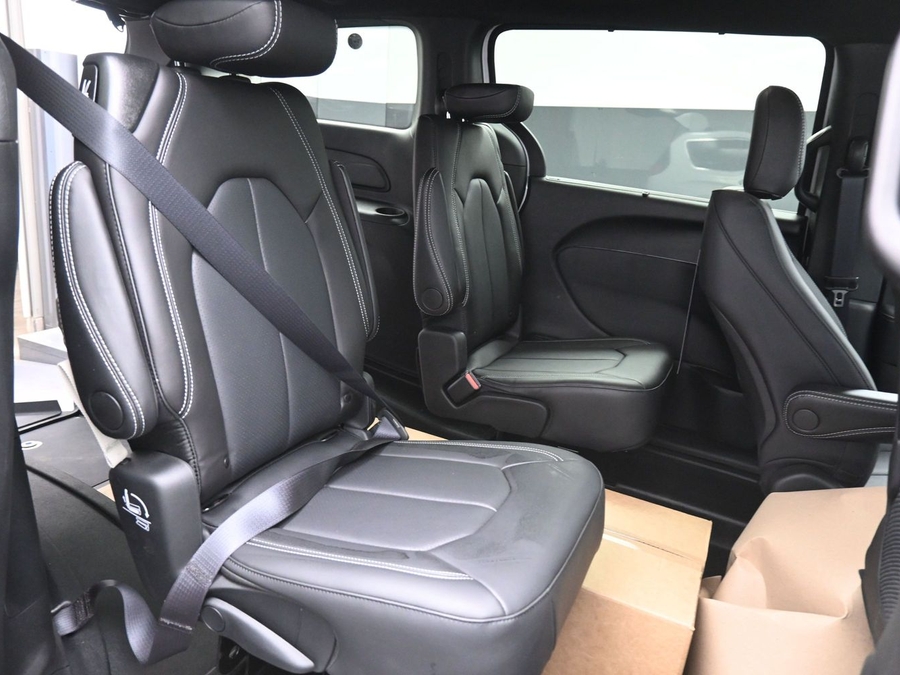White Chrysler Voyager image number 14