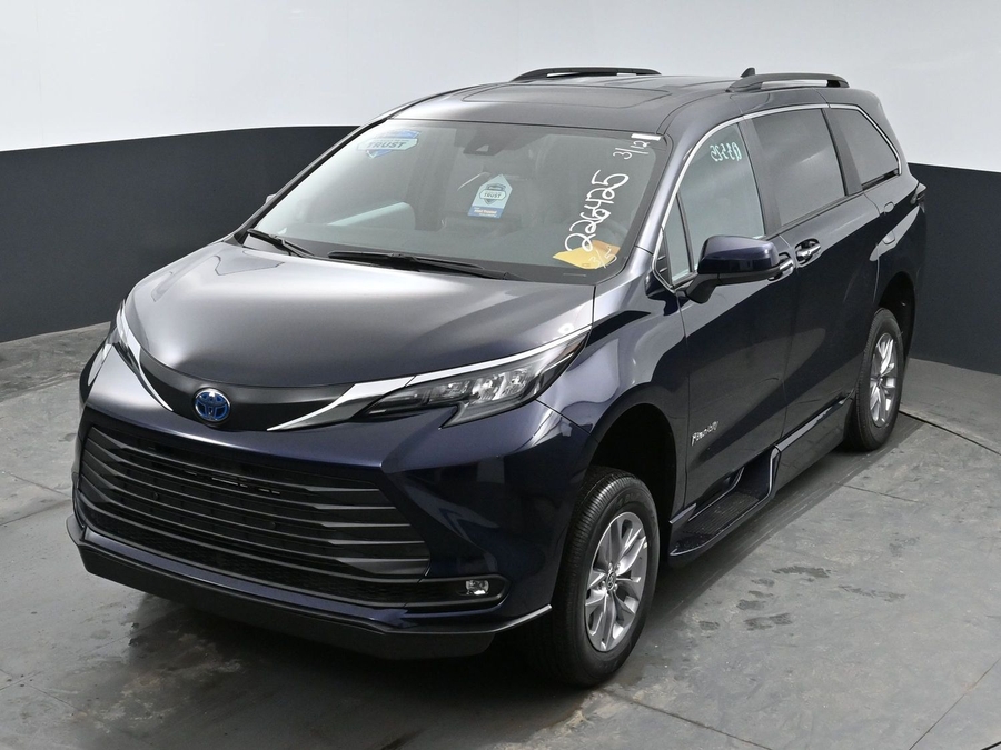 New 2025 Toyota Sienna Hybrid XLE Plus - BraunAbility Side Entry Entry In Floor Automatic Ramp
