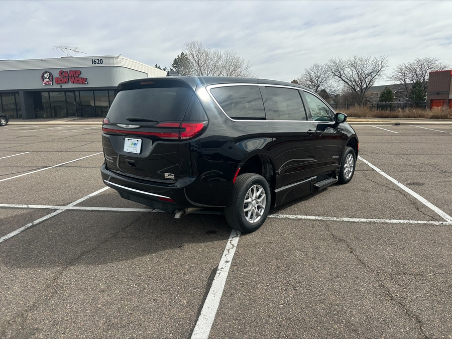 Black Chrysler Pacifica image number 16